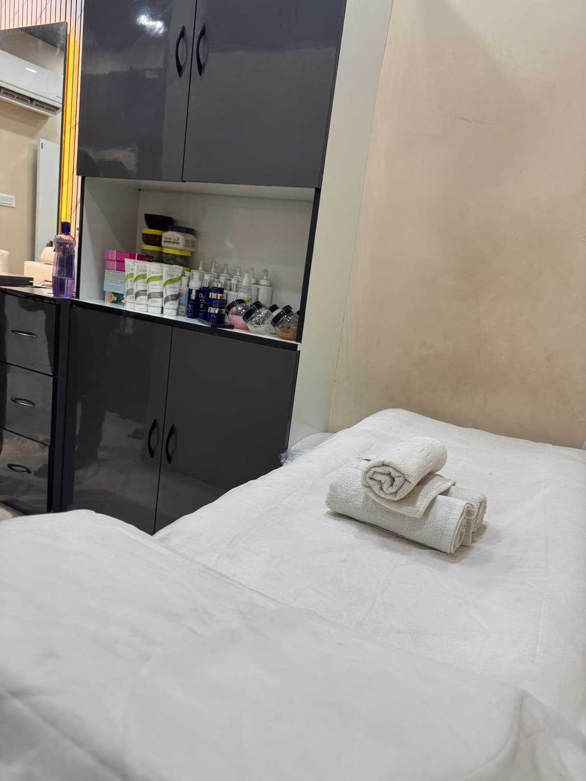 Rakhi's Ladies Beauty Salon with Spa gallery image 6