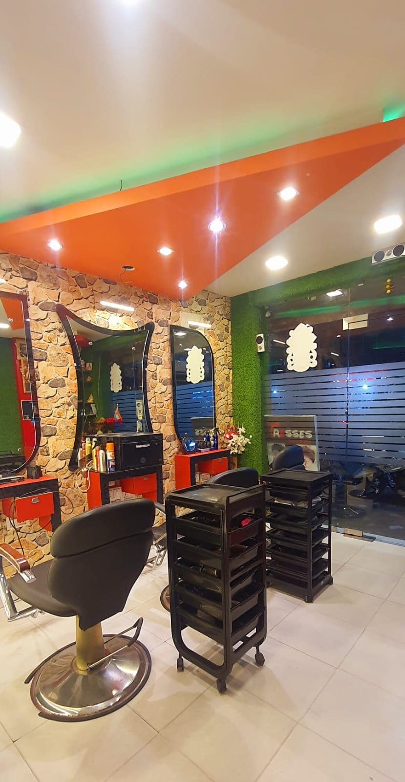 Tresses Salon n Spa gallery image 6